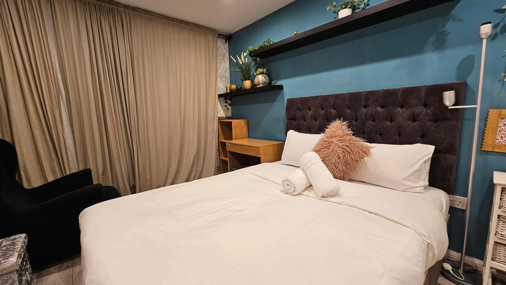 Wallwood Rooms Лондон Великобритания